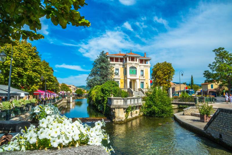 L'Isle-sur-la-Sorgue and Gordes: Hidden Treasures of Provence – Private Day Tour