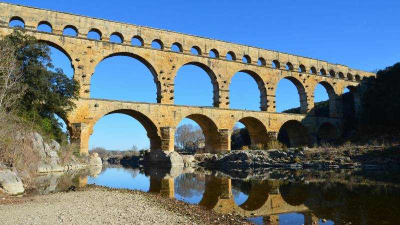 Half-day luxury tour: Pont du Gard & Châteauneuf-du-Pape wine experience from Avignon